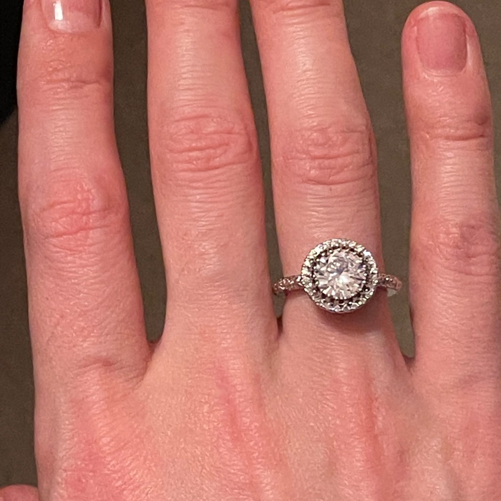 Gorgeous925 Silver Round Cut White Sapphire Ring - Picture 7 of 7